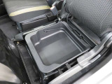 助手席の座面を持ち上げると、便利な収納ボックスが登場。思った以上にしっかり入るので、ちょっとしたお荷物の収納にぴったり。取り外しもできるので、お手入れも簡単です!
