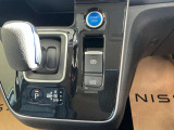 電動パーキングブレーキは、従来の足踏み式に比べ、しっかりと車をホールドしてくれるので安心です。女性の方には特に安心いただける装備です