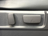 【パワーシート】スイッチ一つで簡単にシートの微調整が可能!電動だから力もいりません!快適なシートポジションにセットして、快適なドライブをお楽しみください。