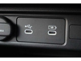 ドライブの時間をスマートフォン等の充電時間に。運転席からも助手席からも使いやすい位置に、急速充電対応タイプのUSBジャックを設けました。
