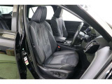 運転席にはステアリング、シート、ドアミラーのポジションを記憶し、再現できるメモリーを装備。助手席には運転席や後席から助手席のスライド・リクライニングが操作できる肩口パワーシートスイッチを装備しています