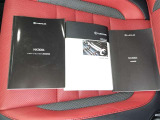 メンテナンスノート、取扱説明書ですね。 車の情報が凝縮されています。 車の整備記録が記載されている大事な物ですよ。