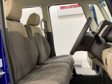 座面も厚みがあり背もたれも高く、広い足元にゆったり座れるシートです。運転席と助手席の間が空いている為、助手席側への移動がスムーズです。交通量の多い道でも助手席側から乗り降りができます。