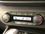 【オートエアコン】一度お好みの温度に設定すれば、車内の温度を検知し風量や温度を自動で調整。暑い&hellip;寒い&hellip;と何度もスイッチ操作をする必要はありません。快適な車内空間には必須の機能ですね♪