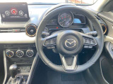 運転席に座った瞬間から走りの高揚感を高めるコクピットデザイン。手元で直感的に操作できるスイッチ類と視認性に優れたメーター配置で、人と車の一体感(人馬一体)を演出する上質な運転空間です。