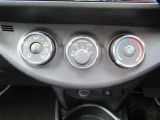 マニュアルエアコンで快適運転。
