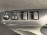 パワーウインドウスイッチ、いたずら防止・挟みこみ防止に、ウインドウロックスイッチを使用ください。便利な電動可倒式ミラースイッチ、集中ドアロックスイッチ