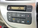 【オートエアコン】一度お好みの温度に設定すれば、車内の温度を検知し風量や温度を自動で調整。暑い&hellip;寒い&hellip;と何度もスイッチ操作をする必要はありません。快適な車内空間には必須の機能ですね♪