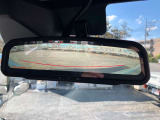 純正のルームミラー接続型バックカメラ採用!