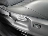 運転席の座面はお好みの高さに調整もできます♪