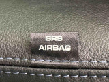 車両側方からの衝撃を緩和するSRSサイドエアバッグ(運転席/助手席)に加えて,SRSカーテンシールドエアバックも標準装備