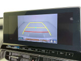 後方の見える安心をお届けするバックガイドモニター付:バックするときのアシストラインもあって楽々バック!車庫入れや縦列駐車をサポートし、苦手な駐車も安心です!今やもう手放せない装備ですネ♪