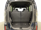 開口部も広く荷物の積み下ろしもしやすいお車となっております。シートの背もたれは5:5の割合で背もたれを可倒でき、前後のシートスライドもできるので荷室をひろげることができます。