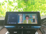 テレビ番組を画面で視聴できる装備です。停車中の休憩時間などに映像を楽しめるため、待ち時間を過ごす際にも便利にお使いいただけます。画面上で状態も確認できます。