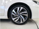 純正18インチアルミホイール装備・タイヤサイズ225/45R18。ご納車前に4輪全て弊社指定銘柄の新品タイヤへ交換いたします。