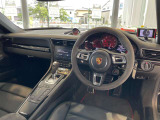 水平基調で構成されたダッシュボード。視界が広く、車幅感覚が掴みやすいレイアウトです
