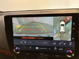 レクサスのお車はすべてバックモニターを標準装備。駐車時のご不安を解消する、パノラミックビューモニターも装備しています。