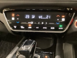 プラズマクラスター付き・オートエアコンがついてます。左右独立で温度設定のできるデュアルオートエアコンです。パネル内のシートヒータースイッチは前席の左右別々に温度設定ができます。