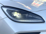 【LEDヘッドライト】悪天候や夜間走行時も良好な視界を確保し安心して運転できる高輝度LEDヘッドライトを装備!点灯速度が早く、消費電力も抑えられています。