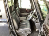 フロント広々、ベンチシートの運転席は、ハイトアジャスターが付いているので、快適にドライブができます。ハンドルはチルトステアリングで、ハンドル位置を上下に調節できます。