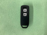 スマートキーを装備しています。鍵を差し込むことなくドアロックの開け閉めと、スタートボタン操作でのエンジンスタートができます。