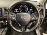 ハンドルにHondaセンシング系のクルーズコントロールやレーンキープアシストなどのスイッチと、オーディオの操作スイッチが装備されています。ハンドルから手を離さず安全に操作できます。