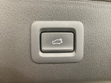パワーリフトゲートは運転席とリフトゲート側、さらにアドバンストキーでも開閉が可能!開度は無段階にメモリー設定もできます。ゲート内側にタッチセンサーを配置し、手などを挟み込む危険を低減します。