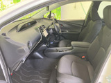 助手席から運転席まで見通しのよい室内で、前方の視界もすっきりしています。座面や足元にゆとりがあり、同乗される方にも快適に過ごしていただける、落ち着いた雰囲気です。