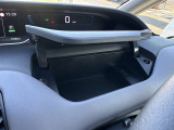 運転席前にも収納とUSB電源ソケットが装備されており便利です。