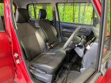 運転席まわりには十分なスペースがあり、大柄な方でもゆったり運転していただける環境です。