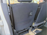 助手席シートの裏には便利な収納ポケットとちょっとした荷物をかけられるフックが装備されております!