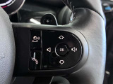 MINIの運転席操作部は、中央に構えるディスプレイが最大の特徴です。航空機を思わせるトグルスイッチなど、直感的で遊び心のあるメカニカルな操作感が、ゴーカートのような走りの高揚感を高めます。