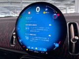 デジタルスピードメーター、航空機のコックピット操作箇所と同じ配色で目が疲れにくいように設計されてます。