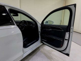ご納車前には弊社グループの認証工場にて、専門スタッフによる100項目の点検・整備を実施いたしております。