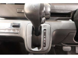 ★パネルシフトレバーは運転席より手が届きやすくて操作のしやすいシフトレバー。室内スペース確保にも配慮されてますよね!