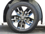 ★左前タイヤ★デザイン性と実用性と兼ね備えたホイールです!タイヤ詳細 205/60R16インチでタイヤの溝は、6mmございます。