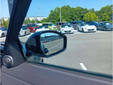 より安全に車線変更するため、ドライバーの死角に車を検知すると、ドアミラーの小さな警告灯が点灯。ステアリングホイールを制御して衝突を回避するようにアシストします。