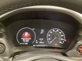 ハイブリット車専用のメーターです。右側の大型スピードメーターに加え、ステアリングスイッチを使って左のマルチインフォメーション・ディスプレイで燃費や動力伝達などの情報が見れるようになっています。