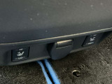 シガーソケット、前席シートヒータースイッチがついています。