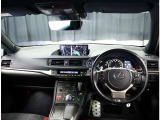 デザインもよく、居心地のよい運転席ですね。分かりやすいスイッチ類ですから操作もしやすく運転をサポートします。