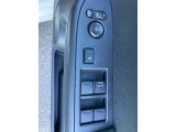 運転席のスイッチで全てのウインドウの開閉操作を行うことができます。ロックボタンをONにしておくと運転席以外のウインドウは作動しないのでお子様を乗せているときなど安心ですね。