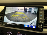 リバースギアに入れるだけで後方の表示へ切り替わります。夜間や雨の日の駐車も楽になりますよ。