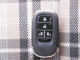 Hondaスマートキーシステムは、携帯しているだけでエンジンの始動、ドアの施錠や解錠が可能です。ボタン操作でもドアの施錠や解錠、スライドドアの開閉操作もできる便利な機能が満載です!