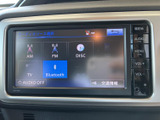 AM・FM・DISC・Bluetoothなど、複数の音源が画面上に並び、選択肢を確認しやすい表示です。ボタンも画面脇にまとまり、移動中の音楽やラジオを楽しめます。