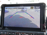 ★バックカメラ装備★「R」の位置にすると、自動的に後方の様子をカラー画像(車幅/距離/予想進路線表示機能付)で表示。バックの際の安心感を高めます★