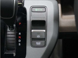 電子制御パーキングブレーキ搭載で指一本で簡単に操作することができます。さらに停車中に、ブレーキペダルを踏み続けなくても、自動的にブレーキを保持する機能である、オートマチックブレーキホールド付きです。