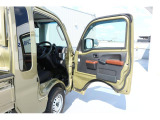 大きく開く運転席ドア!