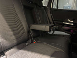 メルセデスのシートは少し硬めになっております。長時間の運転の際、適度な反発があることでお尻や腰の負担を減らす効果が御座います。