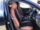 マツダは運転手中心の車つくりを行っております。上部に視認ゾーン、手が届く位置に操作ゾーンを配置し、運転に集中できるコックピットを演出しております☆