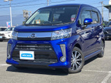 洗練されたフロントマスクと張りのあるボディラインが目を引き、鮮やかなブルーが街中でも存在感を放ちます。前方から側面へ続くまとまりも魅力で、日々の移動を明るく彩ります。